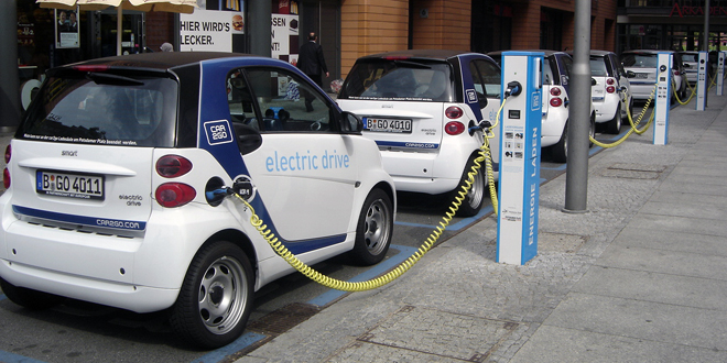 Electric car sharing takes off in Paris, stalls in Berlin
