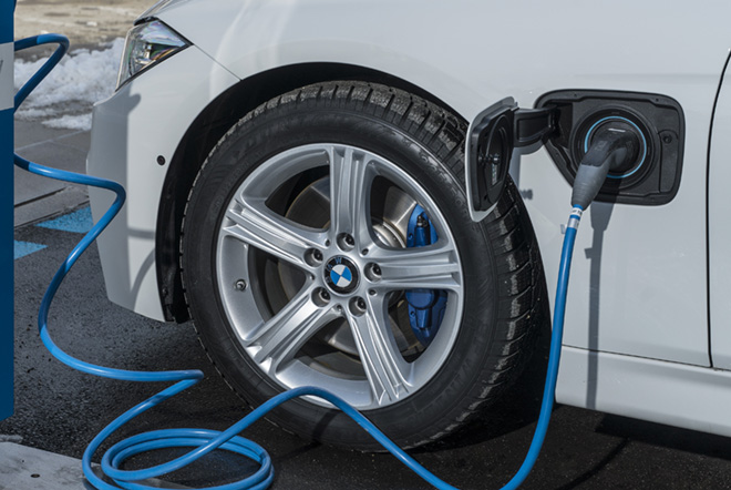Next phase of BMW’s ChargeForward program pays drivers to use smart charging