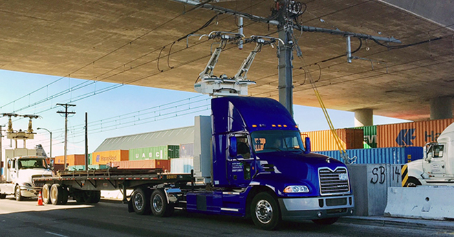Mack demonstrates catenary-powered PHEV at port of Los Angeles