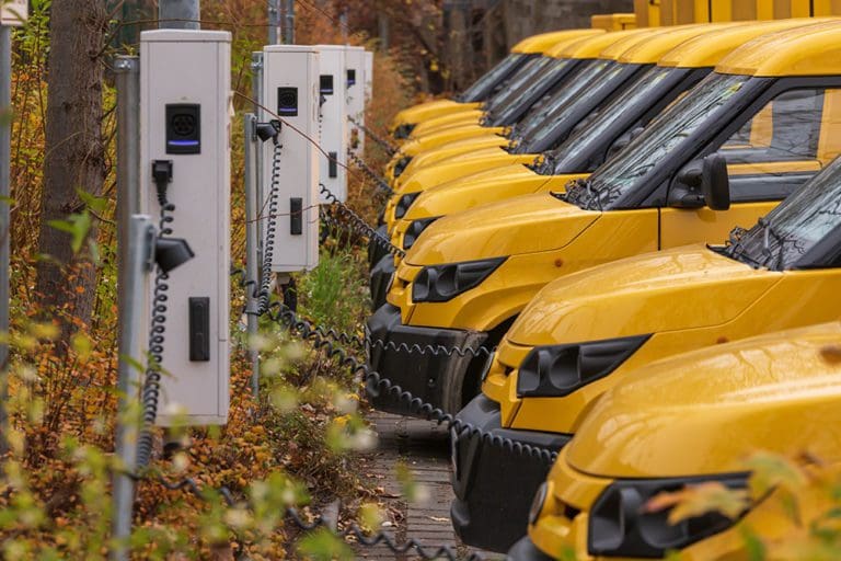 Gelbe Elektrofahrzeuge an der Ladestation
