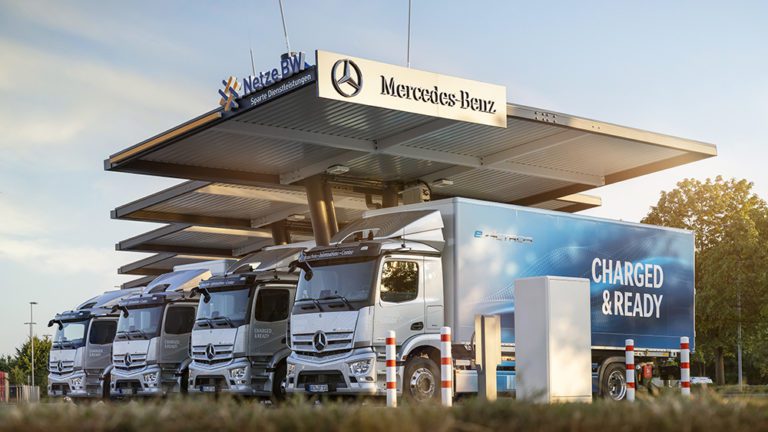 Einfacher Einstieg in die E-Mobilität: Mercedes-Benz Trucks eröffnet Ladepark für Kunden in WörthAn easy gateway to electric mobility: Mercedes-Benz Trucks opens charging park for customers in Wörth