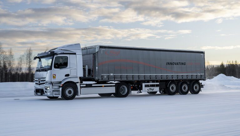 Rund 3.000 Kilometer vollelektrisch bewältigt: eActros 300 Sattelzugmaschine gleitet vom Polarkreis nach Stuttgart

Around 3,000 kilometers covered completely electrically:eActros 300 as a tractor unit glides from the Arctic Circle to Stuttgart