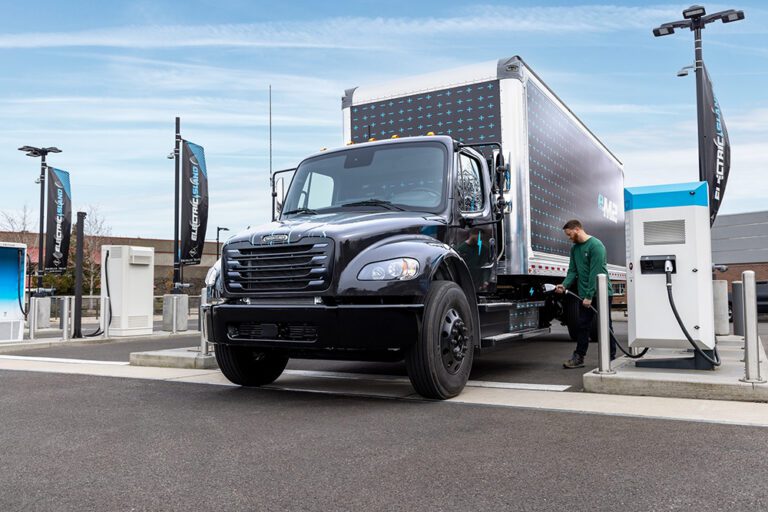 Daimler Truck stellt Freightliner eM2 vor und erweitert Portfolio an Elektrofahrzeugen in Nordamerika

Daimler Truck unveils Freightliner eM2, extending portfolio of electric vehicles for the North American market