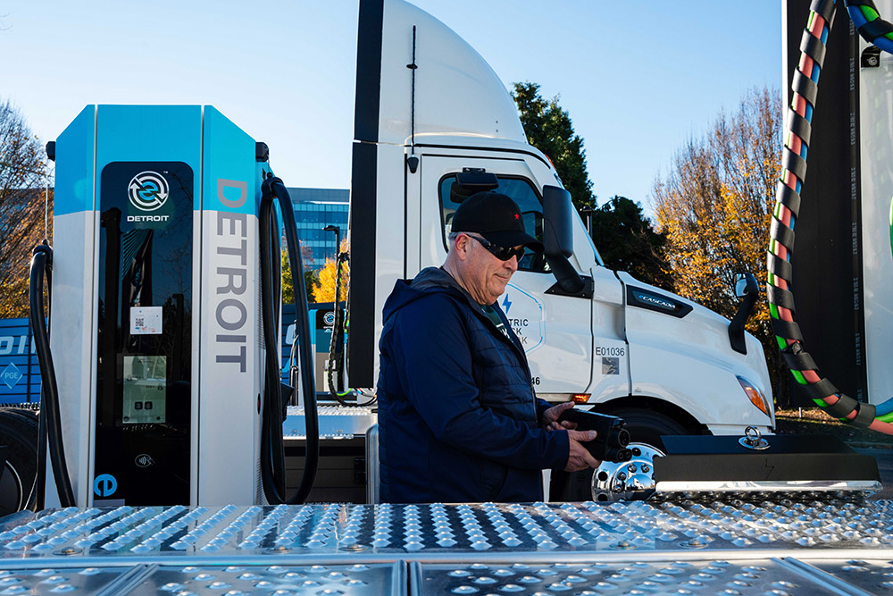 Daimler Truck puts EVs into service in its own logistics operations in the Pacific Northwest