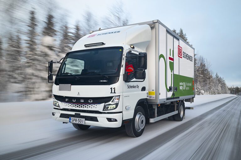 Eiskalt im Norden Finnlands: FUSO eCanter bei DB SCHENKER als einer von Daimler Trucks weltweit nördlichsten Elektro-Lkw im Einsatz

Keeps cool in Northern Finland: FUSO eCanter operates as one of Daimler Truck’s most northern electric trucks in custom