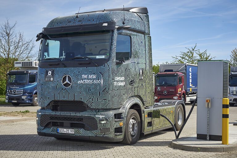 Mercedes-Benz Trucks durchbricht Schallmauer beim elektrischen Laden mit 1.000 Kilowatt Leistung

Mercedes-Benz Trucks developers successfully test electric charging at 1,000 kilowatts