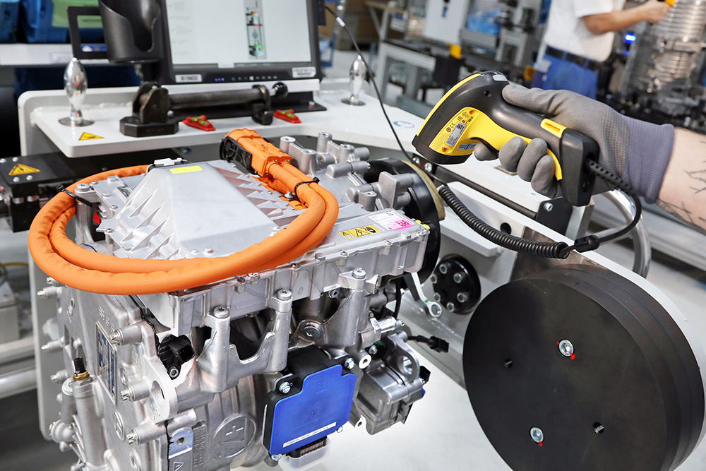 ZF produces first 1,000 CeTrax lite drives for commercial EVs
