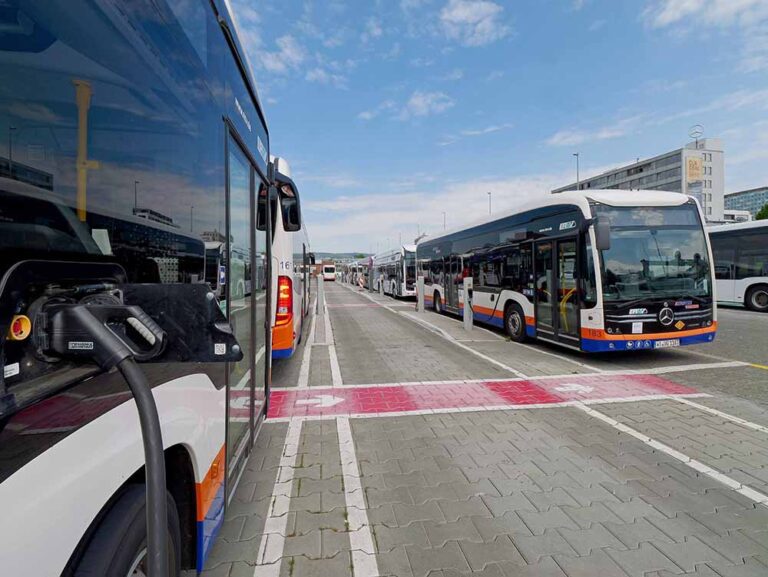 Daimler Buses und ESWE Verkehrsgesellschaft feiern Fertigstellung von elektrifiziertem E-Bus-Depot

Daimler Buses and ESWE Verkehrsgesellschaft celebrate completion of electrified e-bus depot