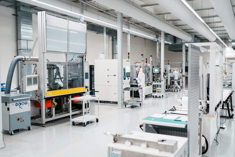 Battery Technology Center im Mercedes-Benz Werk  Mannheim feierlich eröffnet – Serienmontage der  nächsten Batteriegeneration am Standort

Battery Technology Center officially opened at the  Mercedes-Benz plant in Mannheim – series assembly of  the ne