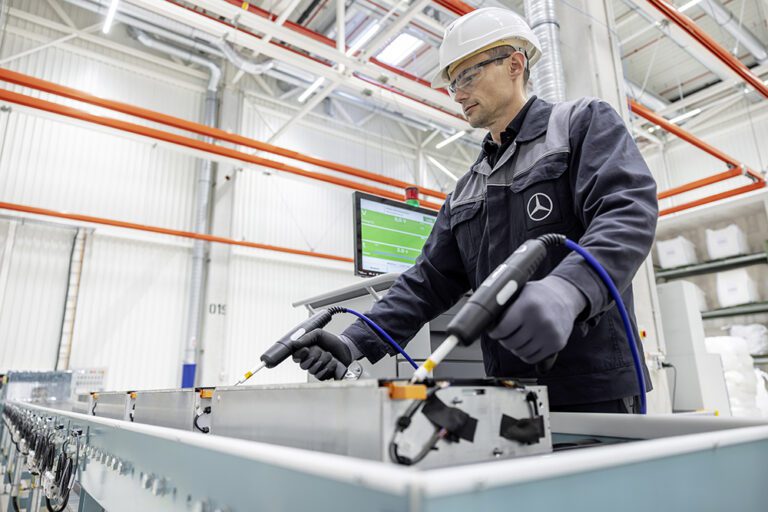 Mercedes-Benz schließt den Batterie-Kreislauf mit eigener Recyclingfabrik

Mercedes-Benz opens own recycling factory to close the battery loop