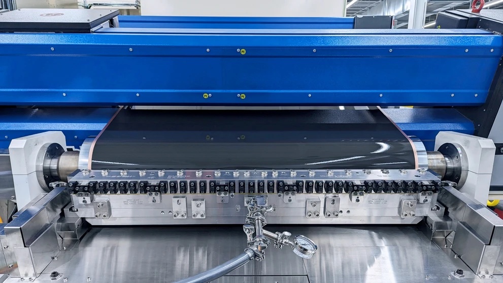 Dürr expands portfolio with two-sided coating machine for battery electrode production