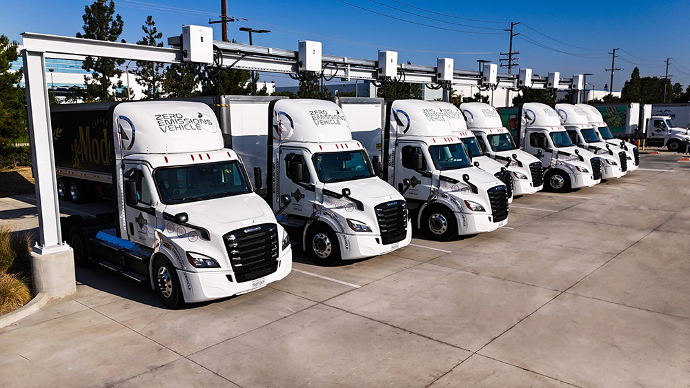 Daimler Truck delivers Freightliner eCascadias to Reyes Beverage Group for California operations – Charged EVs