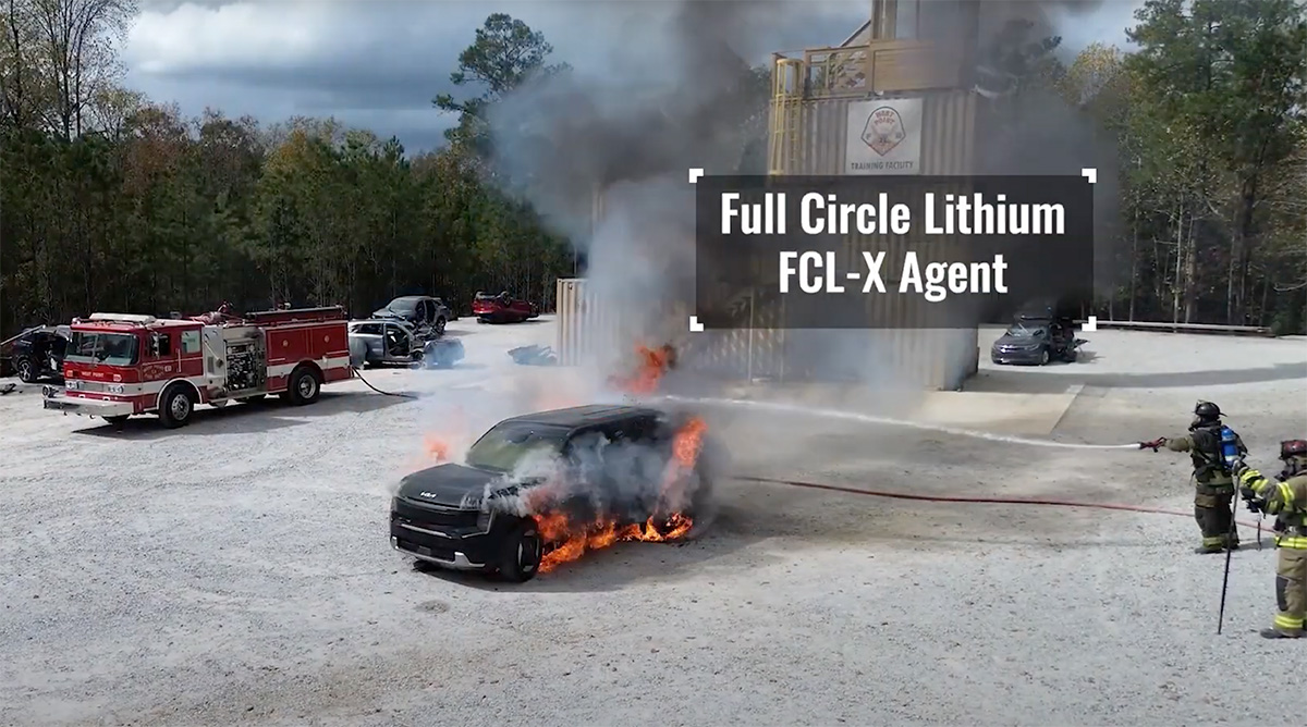 Full Circle Lithium demonstrates Li-ion firefighting agent by setting a Nissan Leaf and a Kia EV9 ablaze – Charged EVs