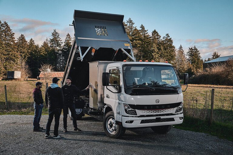 Daimler Truck-Marke RIZON liefert ersten vollelektrischen Lkw in Kanada an Bauunternehmen aus

Daimler Truck all-electric brand RIZON hands over first truck in Canada to custom home-builder company