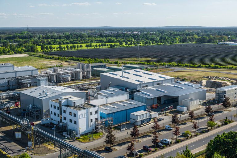 BASF nimmt Batterierecycling-Anlage zur Herstellung von Schwarzmasse in Schwarzheide, Deutschland, in Betrieb / BASF starts commercial operation of Black Mass plant for Battery Recycling in Schwarzheide, Germany