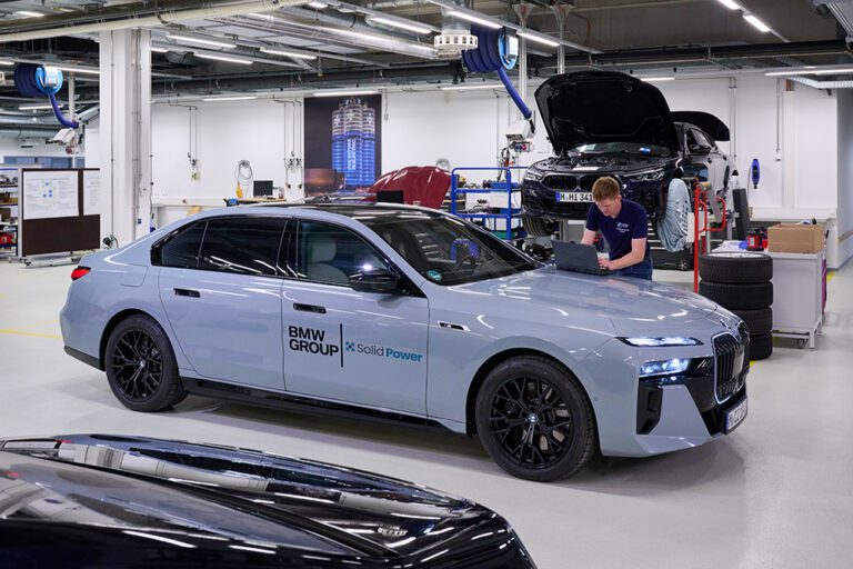 P90598618_highRes_bmw-i7-with-all-soli