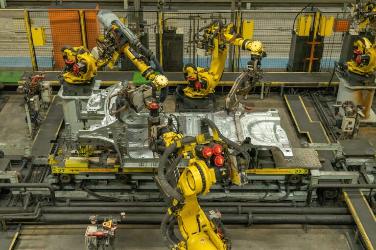 Nissan-LEAF-floor-assembly-in-the-Body-Shop