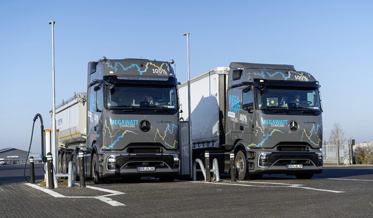 Megawattladen im Langstrecken Härtetest: Mercedes Benz Trucks schickt eActros 600 von Deutschland nach Schweden

Megawatt charging in long-haul endurance test: Mercedes Benz Trucks sends eActros 600 from Germany to Sweden