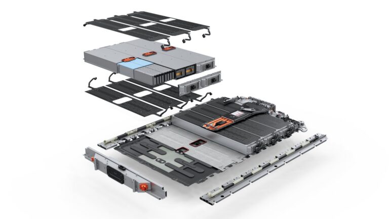 1 Porsche begins manufacturing Cayenne Electric and in-house battery modules