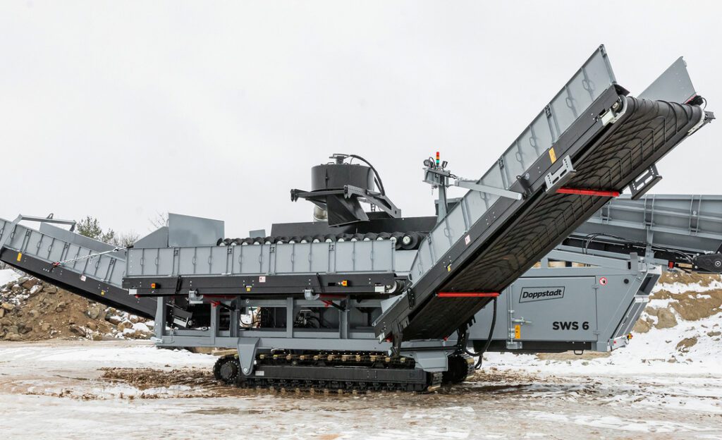 Caterpillar’s battery-electric power unit makes its debut in Doppstadt’s spiral shaft separator