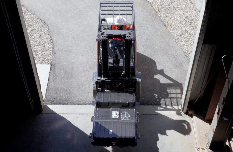 b2u-lancaster-overhead-forklift-with-ev-pack
